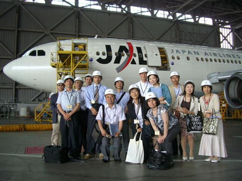 例会：工場見学（JAL機体整備工場）での様子